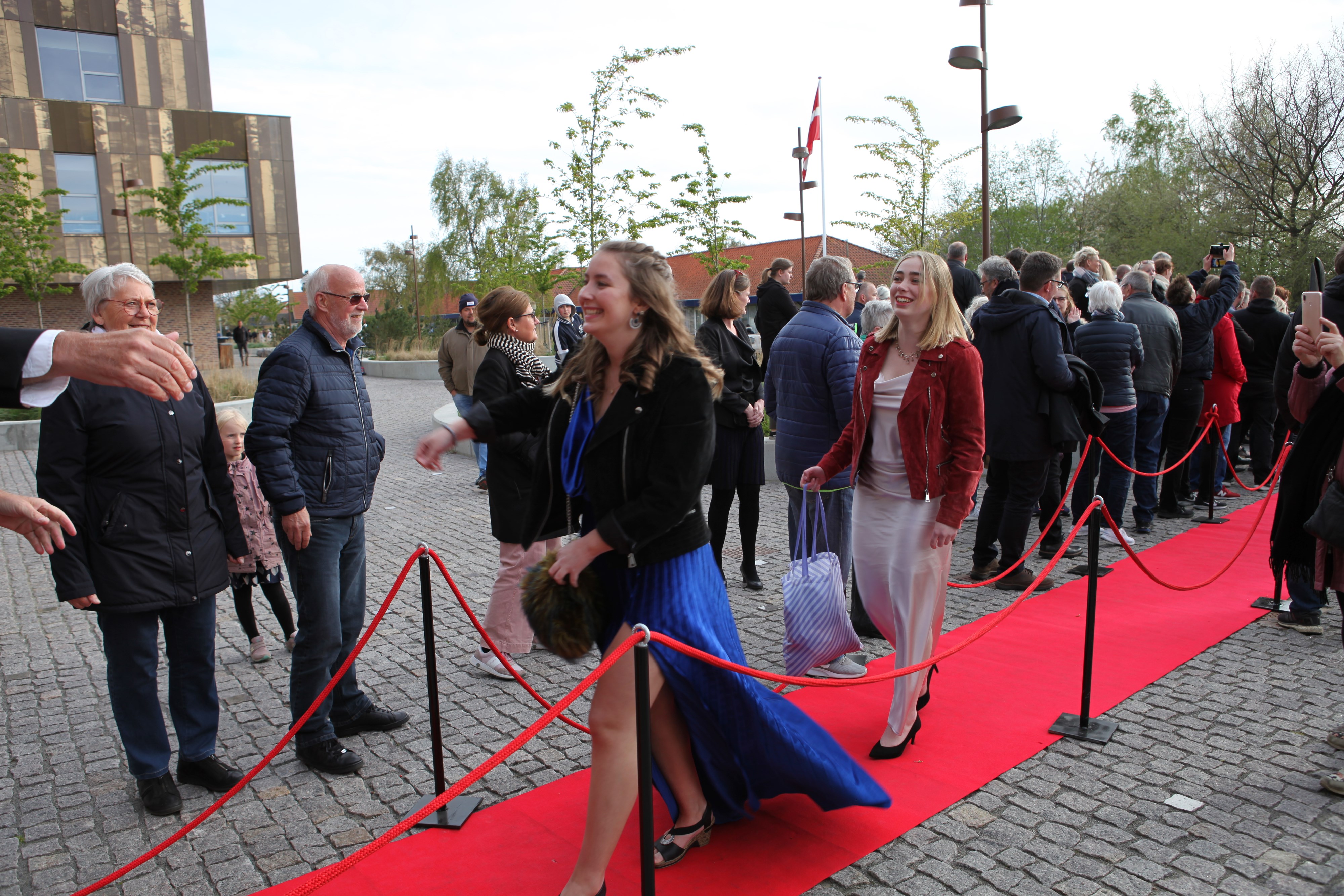 elever ankommer påå den røde løber