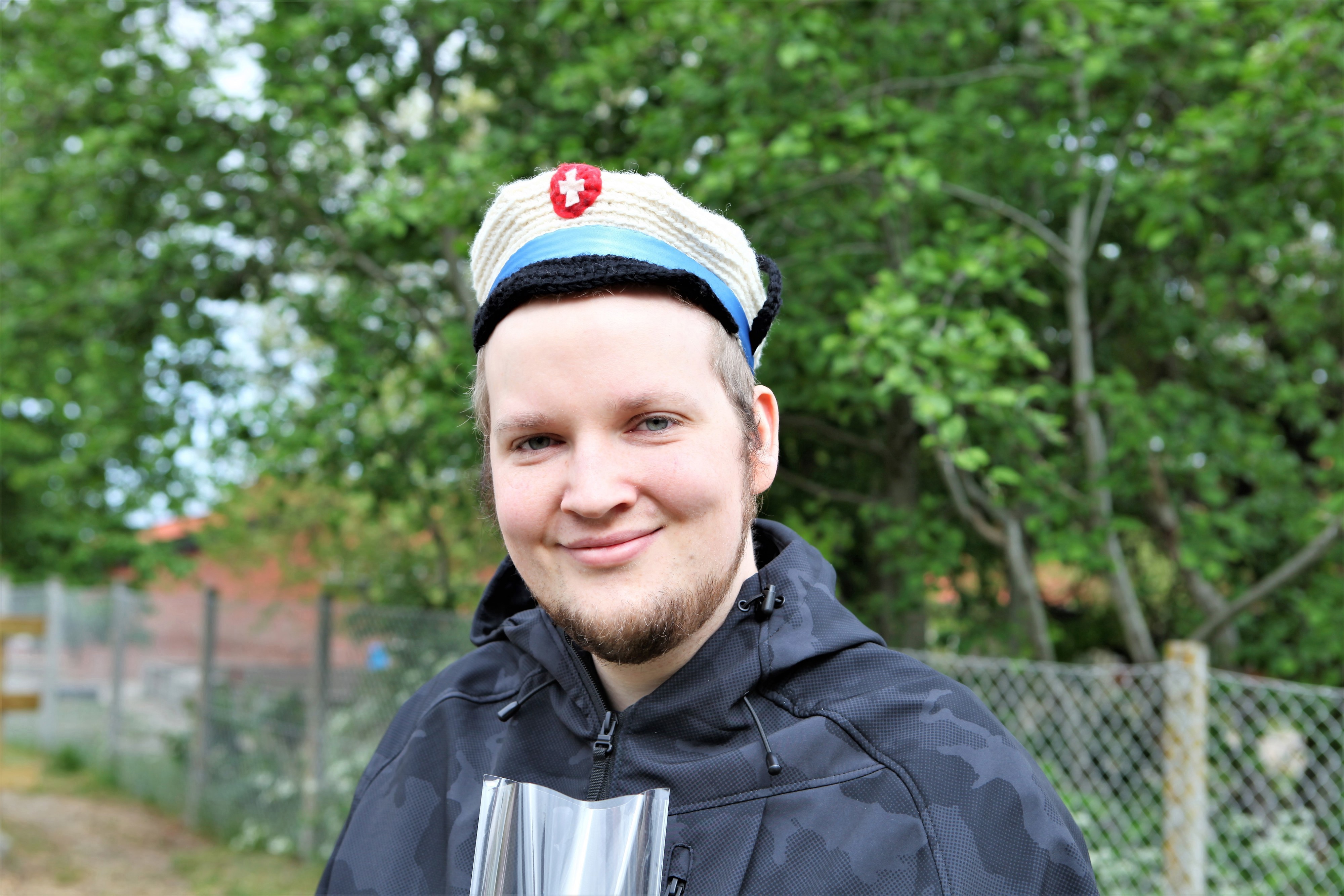 Steen Sander Rybak fra HF-enkeltfag med sin hjemmehæklede studenterhue.